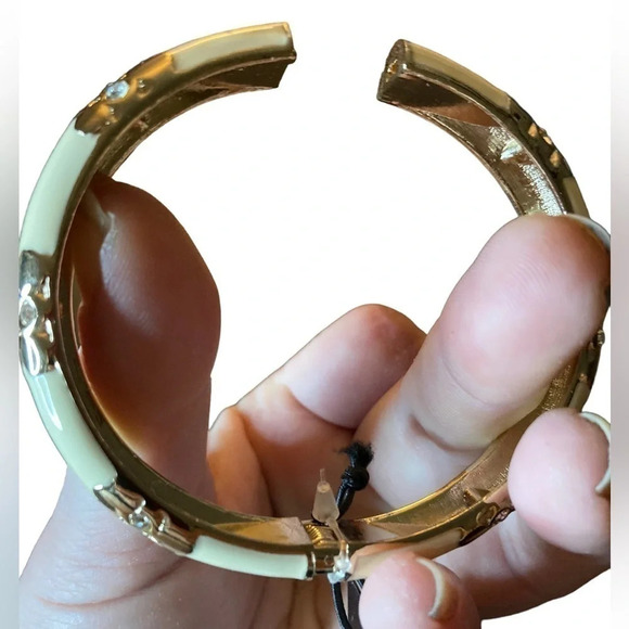 SAKS FIFTH AVENUE Cream/Gold Accents Hinged Bangle Bracelet New In Packaging NWT - Picture 4 of 6